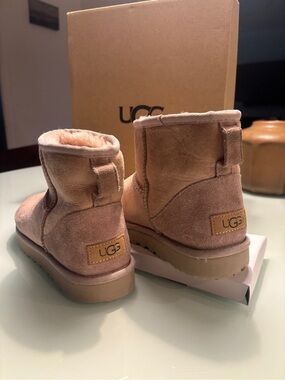 $175 UGG classic Mini Boots ll in Dusty Orchid Suede, size 6